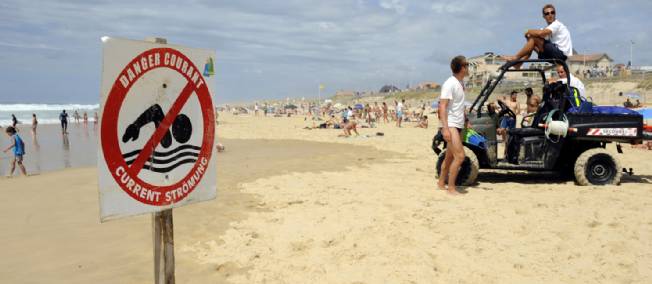 Des sauveteurs sur la plage de Lacanau.